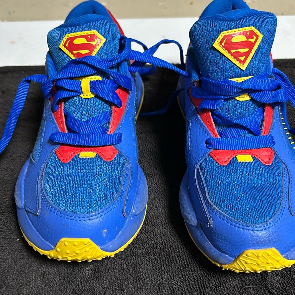 Can fit women and kids size 3.5 super women sneakers